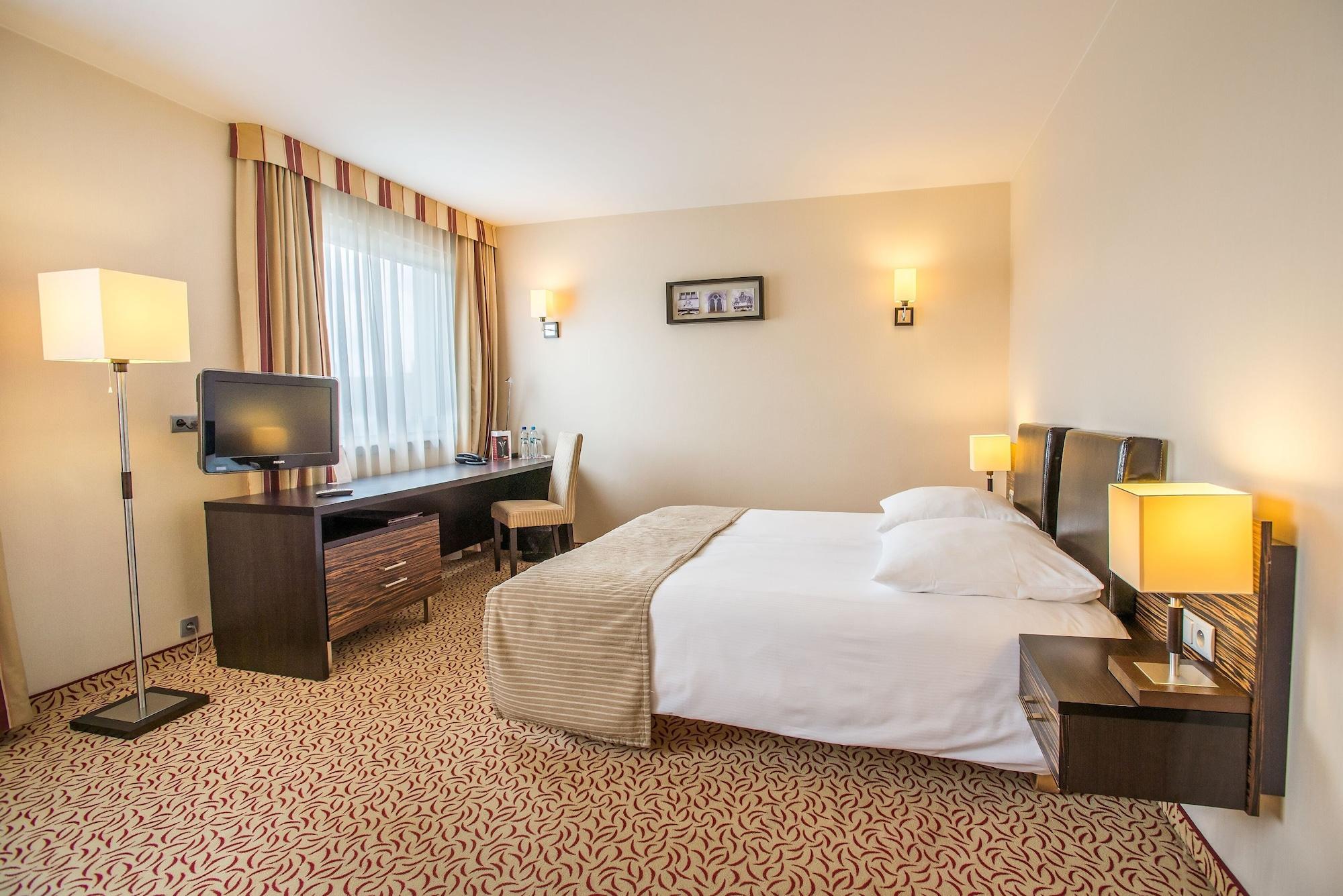 Qubus Hotel Kielce Extérieur photo