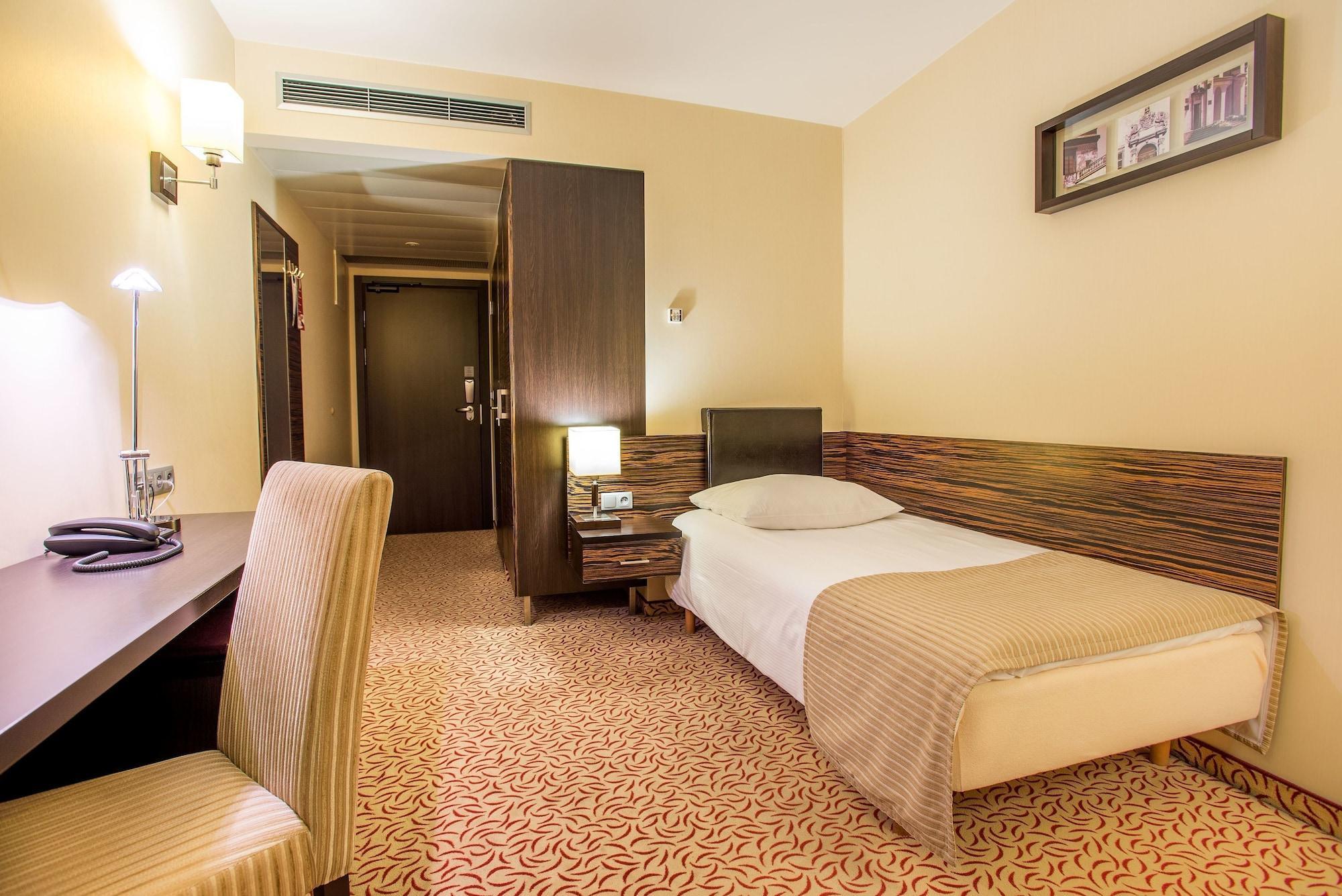 Qubus Hotel Kielce Extérieur photo