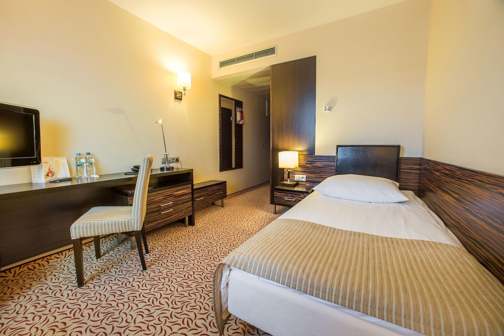 Qubus Hotel Kielce Extérieur photo