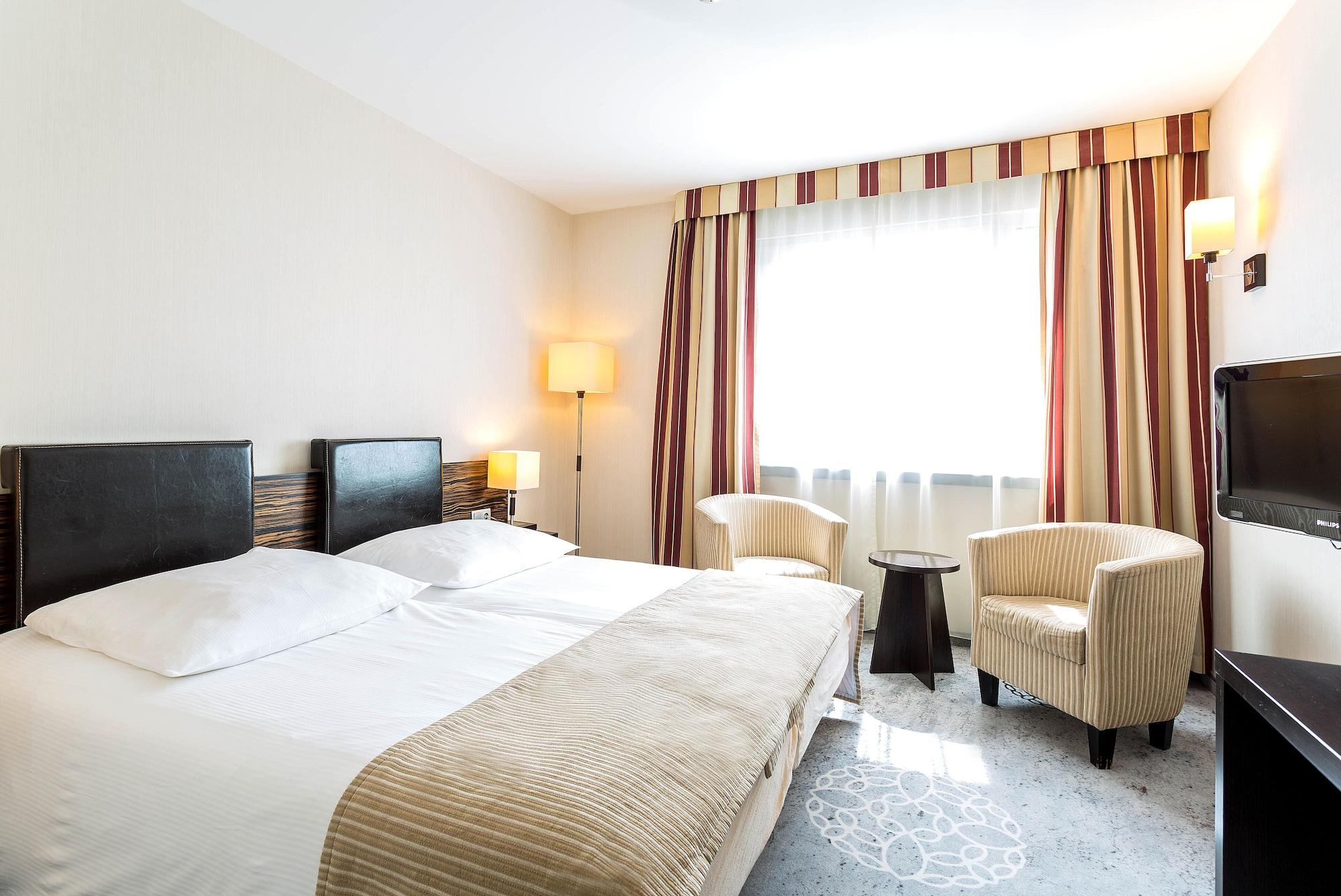 Qubus Hotel Kielce Extérieur photo